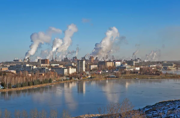 Panorama Nizhny Tagil Med Sjö Och Fabriksledningar Med Rök Himlen — Stockfoto