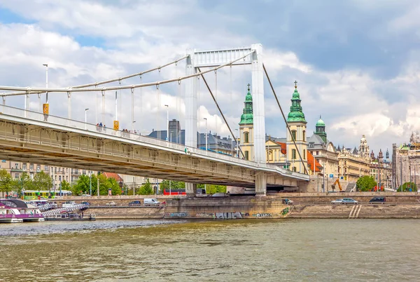Budapest Byggnader Och Bro Över Floden Molnig Himmel — Stockfoto