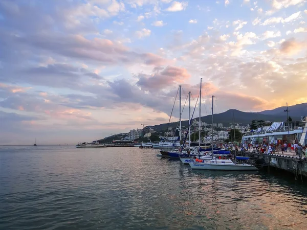 Paisagem Cidade Com Iates Aterro Pôr Sol Yalta Crimea Data — Fotografia de Stock
