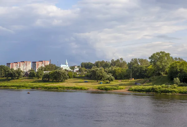 Bank Western Dvina Dengan Pemandangan Gereja Katolik Andrei Boboli Polotsk — Stok Foto