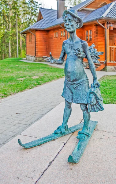 Silichi Belarus April 2019 Photo Sculpture Bathhouse Attendant Skis Background — Stock Photo, Image