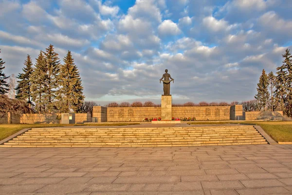 Petersburg Russia Listopad 2014 Zdjęcie Cmentarza Pamięci Piskaryovskoye Pomnik Ojczyzna — Zdjęcie stockowe