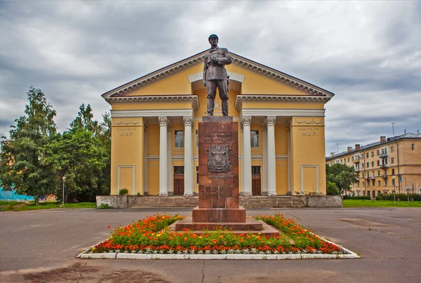 Arkhangelsk Rússia Agosto 2017 Foto Monumento Vinogradov Cinema Mir — Fotografia de Stock