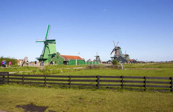 Zanes Chans オランダ 2018年5月3日 風力発電所のある絵のような民族誌の村を歩く人々 — ストック写真