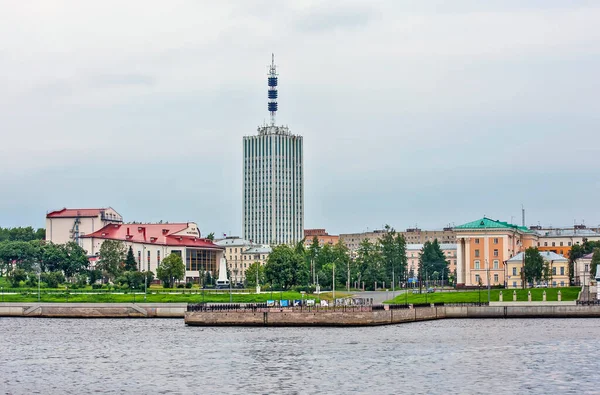 ロモノソフ ドラマ シアター スカイスクレーパー 旧経済評議会の建物 アーケンゲルスク ロシアだ 2017年8月20日撮影 — ストック写真