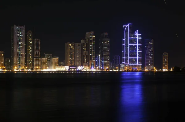 Arranha Céus Nas Margens Laguna Khalid Vista Noturna Sharjah Emirados — Fotografia de Stock