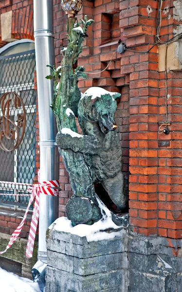 Petersburg Russia January 2019 Photo Bronze Bear Embracing Oak Trunk — Stock Photo, Image