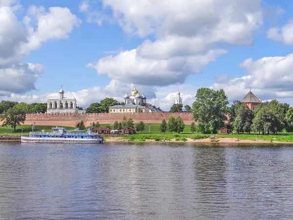 诺夫哥罗德克里姆林宫和沃尔霍夫河的景色 Velikiy Novgorod Russia Date Shooting August 2013 — 图库照片