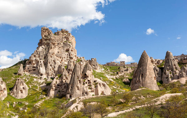 скалистый пейзаж Каппадокии при ярком солнечном свете