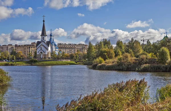 Srednerogatsky池 聖ジョージの教会を見下ろす勝利とキリストのネイティブの教会 プルコヴォ公園 サンクトペテルブルク ロシア — ストック写真
