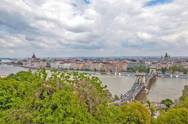 Upphöjd Utsikt Över Budapest Med Dunaj Och Ungerska Parlamentsbyggnaden — Stockfoto