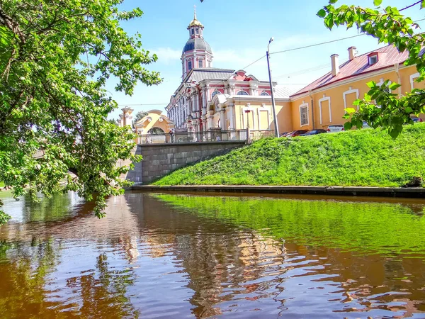 亚历山大 内夫斯基拉瓦拉河和莫纳斯特尔卡河圣母玛利亚的宣告教堂 圣彼得堡 俄罗斯 2013年8月7日 — 图库照片