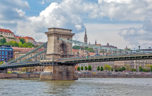 Budapest Byggnader Och Bro Över Floden Molnig Himmel — Stockfoto