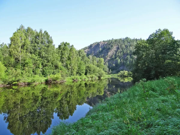 Hill Green Trees Blue Sky Reflecting Water Olenyi Ruchyi Park — Stock Photo, Image