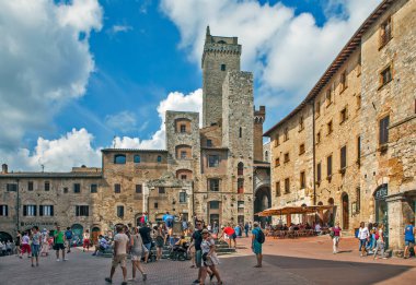 SAN GIMIGNANO, ITALY - 15 Eylül 2018: Torri dei Salvucci 'nin fotoğrafı - ikiz kuleler, Torre Ronoza, veya Saat Kulesi veya Piazza del Duomo veya Katedral Meydanı üzerindeki Podesta Kulesi