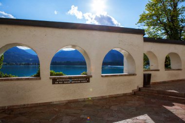 Wolfgang Gölü ve dağlara bakan gözlem güvertesi. Salzkammergut. Avusturya. Çekim tarihi 19 Eylül 2018