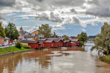 PORVOO, FINLAND - 22 Eylül 2018: Porvonjoki nehrinin kıyısındaki eski kasabanın fotoğrafı.