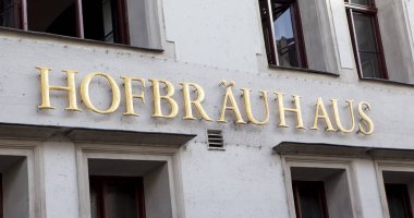 İmza tahtası. Ana giriş. Hofbruhaus. Bira restoranı. Münih. Almanya. Çekim tarihi 10 Eylül 2018