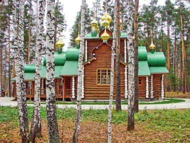 Aziz Niklas Kilisesi, Ganina Yama bölgesindeki Yekaterinburg banliyösündeki Kutsal Kraliyet Tutku Taşıyıcıları Manastırı 'nda. Çekim tarihi: 19 Ekim 2011