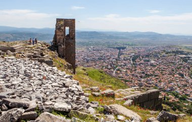 Pergamon şehrindeki antik tiyatronun kalıntıları. Türkiye. Çekim tarihi 9 Mayıs 2015