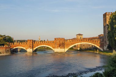 Saligerlar 'ın Adige Nehri' ndeki köprüsü. Verona, İtalya