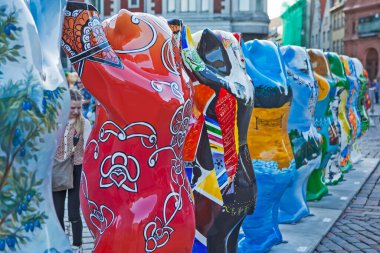RIGA, LATVIA - 22 AĞUSTOS 2018: Birleşik Buddy Bears sergisi fotoğrafı (Commonwealth Buddy Bears). Kubbe Meydanı