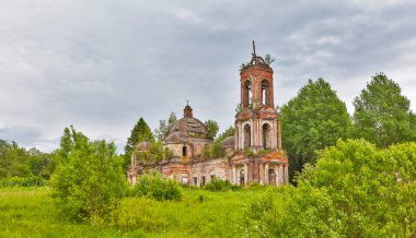 Elnati 'de Spassky' de Elle Yapılmamış Kurtarıcı İmatı Kilisesi. Yaroslavl bölgesi, Lyubimsky bölgesi, Minino köyünün kenar mahalleleri (eskiden Elnati 'de yaşayan Kurtarıcı). Rusya. Çekim tarihi 25 Haziran 2017