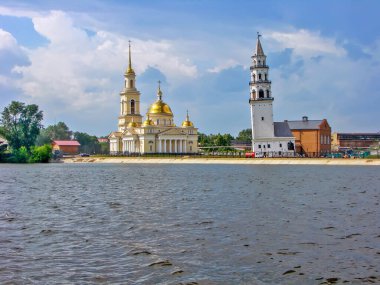 Nevyansky göleti, Şekil Değiştirme Katedrali ve Demidov 'un eğik kulesi. Nevyansk. Sverdlovsk bölgesi. Çekim tarihi: 4 Temmuz 2011