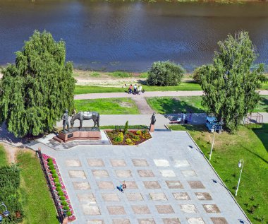 Kremlin Meydanı 'nda heykel kompozisyonları. St. Sophia Katedrali 'nin çan kulesinden görüntü. Vologda. Rusya. Çekim tarihi 3 Ağustos 2018.