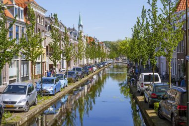 Amsterdam sokak sahnesi, su kanalı olan binalar.
