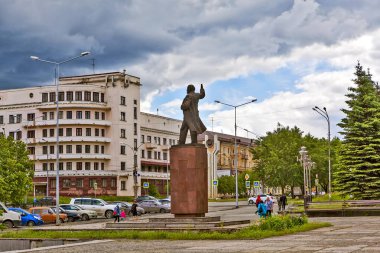 Araba üreticileri için Prospectus. Dzerzhinsky bölgesi. Nizhny Tagil. Sverdlovsk bölgesi. Rusya. Çekim tarihi 29 Haziran 2017