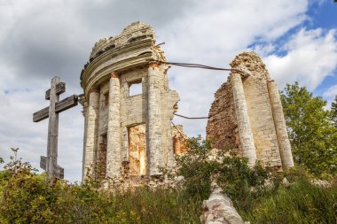 Beşinci Dağ 'daki Trinity Kilisesi' nin kalıntıları. Volosovsky bölgesi. Leningrad Oblast Rusya