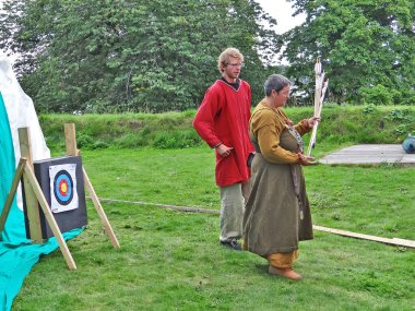 Çocuklara Akershus kalesindeki bir festivalde okçuluk öğretilir. Oslo. Norveç. 23 Ağustos 2014 'te yakalanma tarihi.