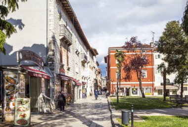 POREC, CROATIA - MAYIS 06, 2019: Decumanus ve Cardo-Maximus köşesindeki Gotik sarayların fotoğrafları.
