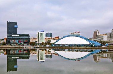 Mimari tasarım, hava destekli bir kubbede mevsimsel bir buz pateni pisti. Svisloch Nehri seti. Minsk. Belarus. Çekim tarihi 14 Temmuz 2018.