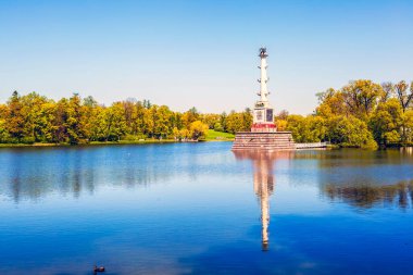 TSARSKOYE SELO, RUSSIA - 18 Mayıs 2019: Catherine Park 'taki Chesme Sütununun Fotoğrafı