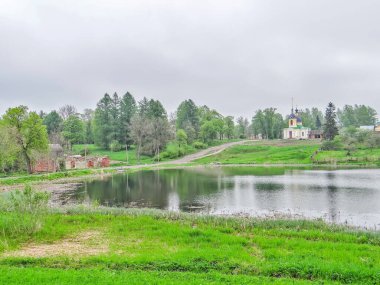Kutsal Hayat Veren Üçlü Kilisesi ve Ledazhny Göleti Kilisesi. Gostilitsy köyü. Lomonosov bölgesi. Leningrad bölgesi. Rusya. Çekim tarihi 20 Mayıs 2013