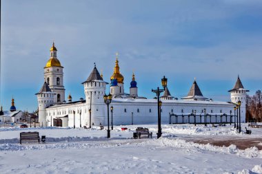 Katedral çan kulesi, Pokrovsky, Sophia-Uspensky Katedrali ve Katedral Vesti. Kremlin ve Court Avlusu 'nun topluluğu. Tobolsk 'ta. Tyumen bölgesi. Rusya