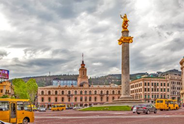 Özgürlük Meydanı, Tiflis 'te Aziz George' un Georgia 'da bir ejderhayı öldürüşünü resmeden Özgürlük Anıtı. Çekim tarihi 4 Mayıs 2017