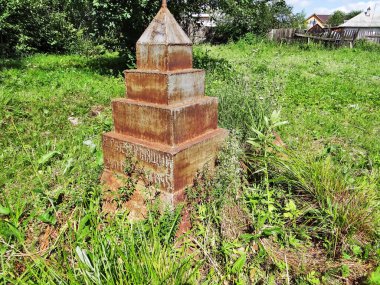 M.G. anıtı olan bir mezar. Dzerzhinsky bölgesi. Nizhny Tagil. Sverdlovsk bölgesi. Çekim tarihi: 6 Temmuz 2014