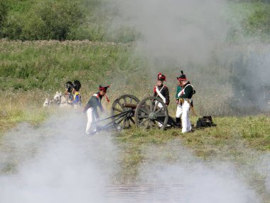 RED VILLAGE, RUSSIA - 26 AĞUSTOS 2012: Savaş bölümlerinin yeniden inşasının fotoğrafı. Borodino Savaşı 'nın 200. yıldönümüne adanmış tarihi yeniden yapılanma. Duderhof Tepeleri.