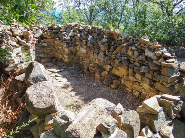 Kırım ormanında haçlı ve yeşillikli taş çitler.