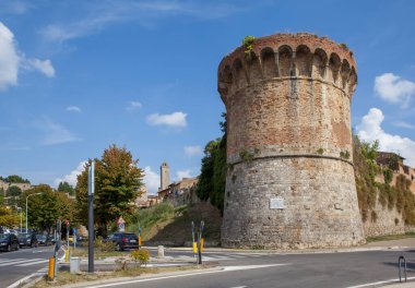 SAN GiMIGNANO, İtalya - 15 Eylül 2018: Kaleli Şehir Duvarı Fotoğrafı