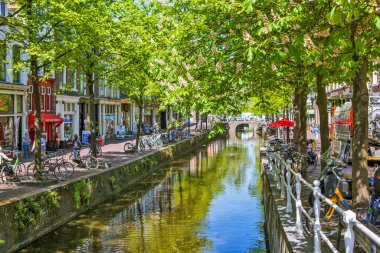 DELFT, NETHERLANDS - 4 Mayıs 2018: Kanallı Tarihi Merkez Fotoğrafı.