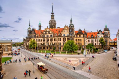 Dresden Kalesi, batı yakası (Moritzbau), Zwinger 'ın çatısından görüldü. Dresden. Almanya. Çekim tarihi 14 Eylül 2017.