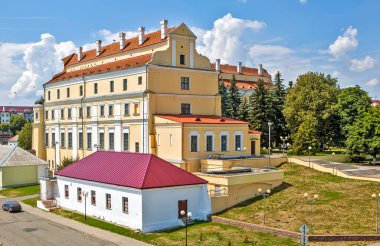 Pina sahilinde. Cizvit Kolejinin ve nehir istasyonunun manzarası. Pinsk. Beyaz Rusya