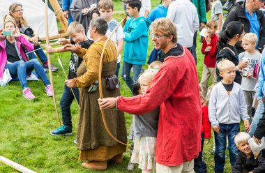 Çocuklara Akershus kalesindeki bir festivalde okçuluk öğretilir. Oslo. Norveç. Çekim tarihi 23 Ağustos 2014.