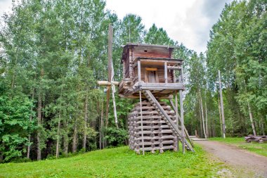 MALYE KORELY, RUSSIA - 21 AĞUSTOS 2017: Değirmenin Fotoğrafı, 19. yüzyılın sonundaki tepelerde bir sütundur..