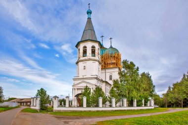 Rikasovo köyündeki Zaostrovsky kilisesinin bahçesinde Tanrı 'nın Sunumu Tapınağı. Arkhangelsk bölgesi.