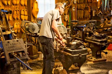 ZANES-SCHANS, NETHERLANDS - 3 Mayıs 2018: ahşap ayakkabı üretiminde Master-Class 'ın fotoğrafı